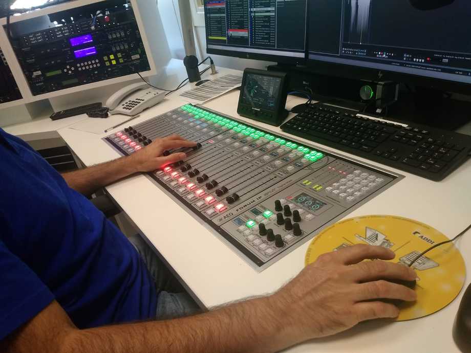 À PUNT RADIO production center is equipped with AEQ FORUM IP SPLIT consoles and VISUAL RADIO systems