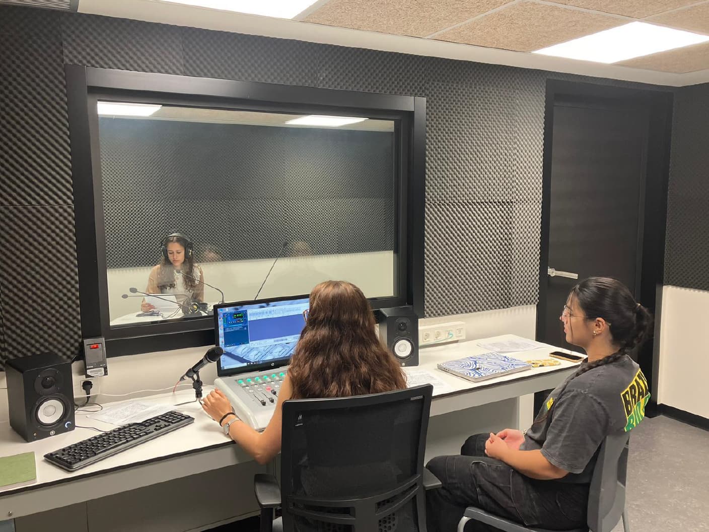 THE COMPLUTENSE UNIVERSITY OF MADRID ONCE
AGAIN PLACES ITS TRUST IN AEQ TECHNOLOGTHE COMPLUTENSE UNIVERSITY OF MADRID ONCE
AGAIN PLACES ITS TRUST IN AEQ TECHNOLOGY